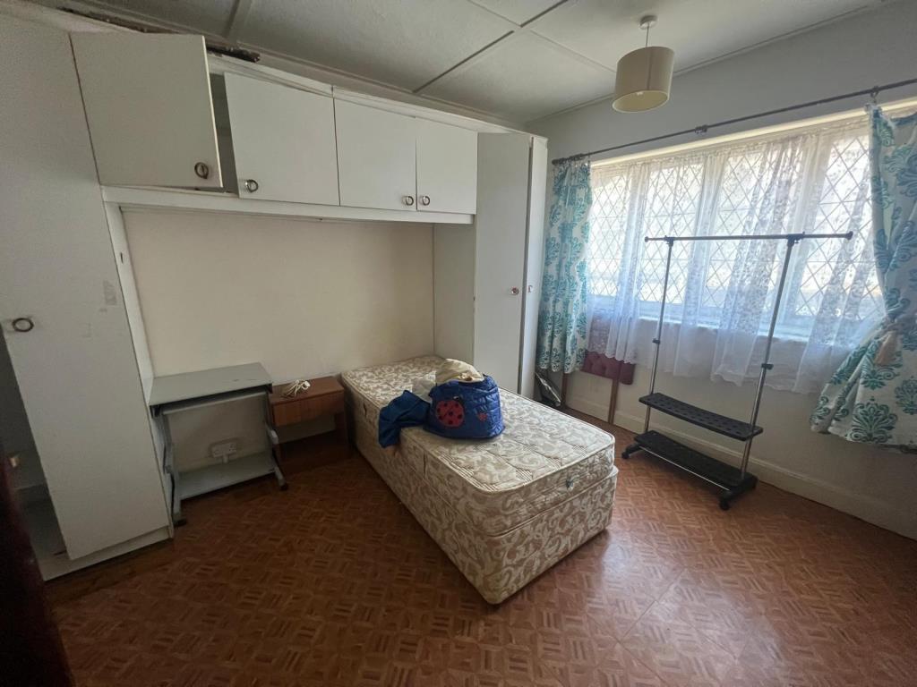 Lot: 36 - LANDMARK TOWN CENTRE FORMER RESTAURANT WITH LIVING ACCOMMODATION - First floor bedroom with built in storage